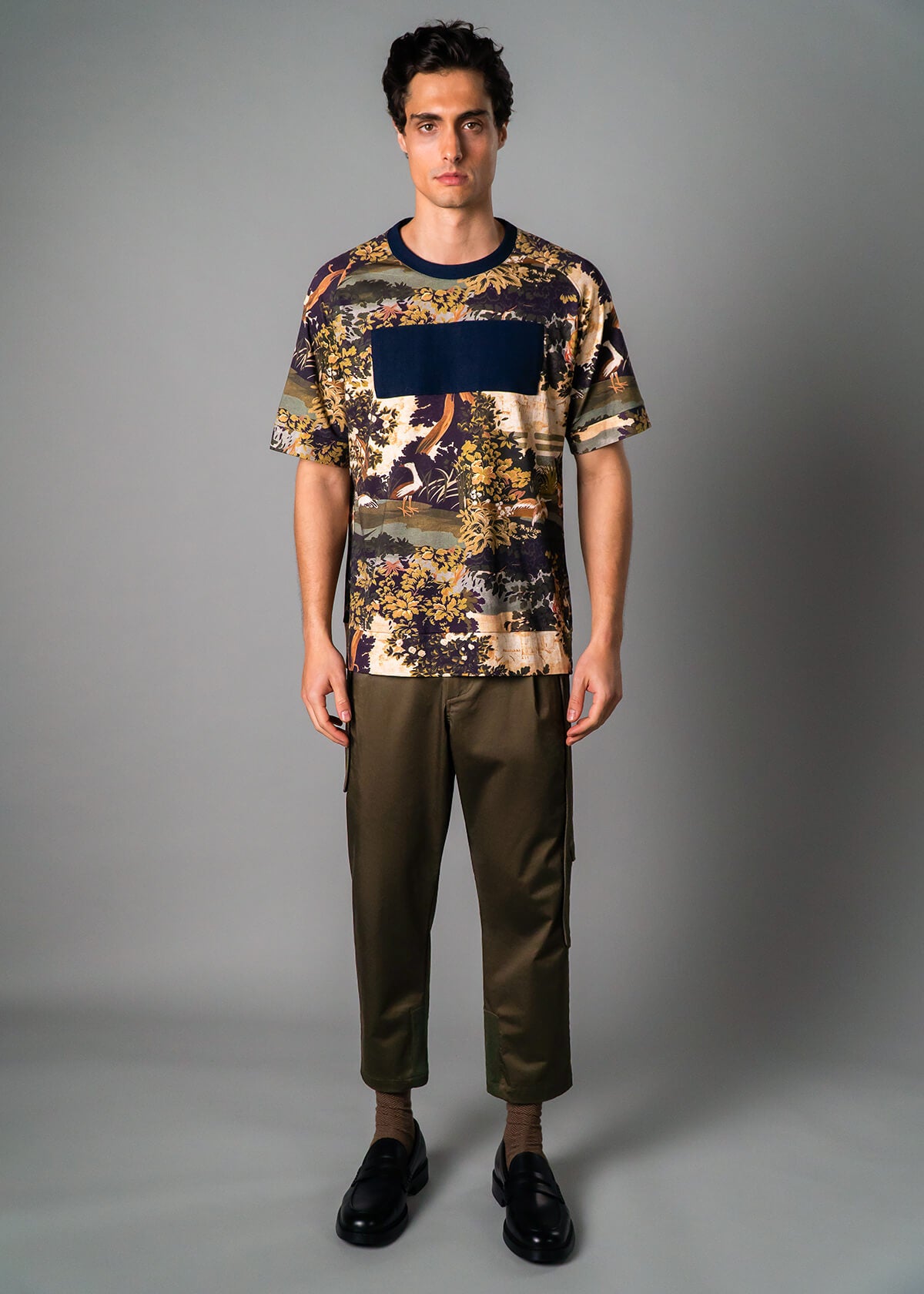 Men’s vacation tee shirt with bold tropical print – Resortwear fashion capturing the White Lotus effect