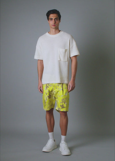 Men’s vacation short with bold tropical print – Resortwear fashion capturing the White Lotus effect